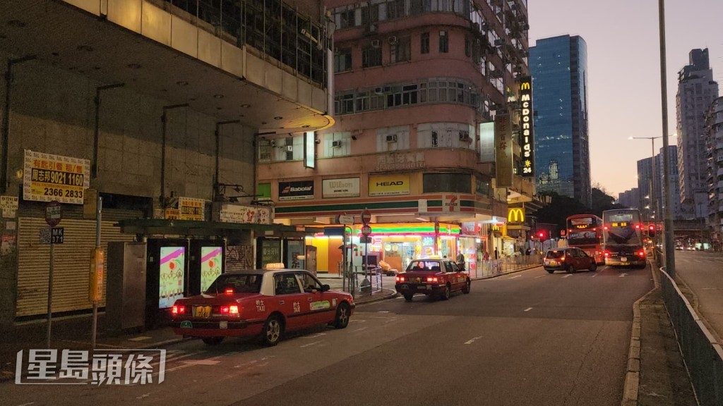 一名男子在亚皆老街105号对开灯位要求上车,遭巴士车长拒绝。黎志伟摄 一名男子在亚皆老街105号对开灯位要求上车,遭巴士车长拒绝。黎志伟摄