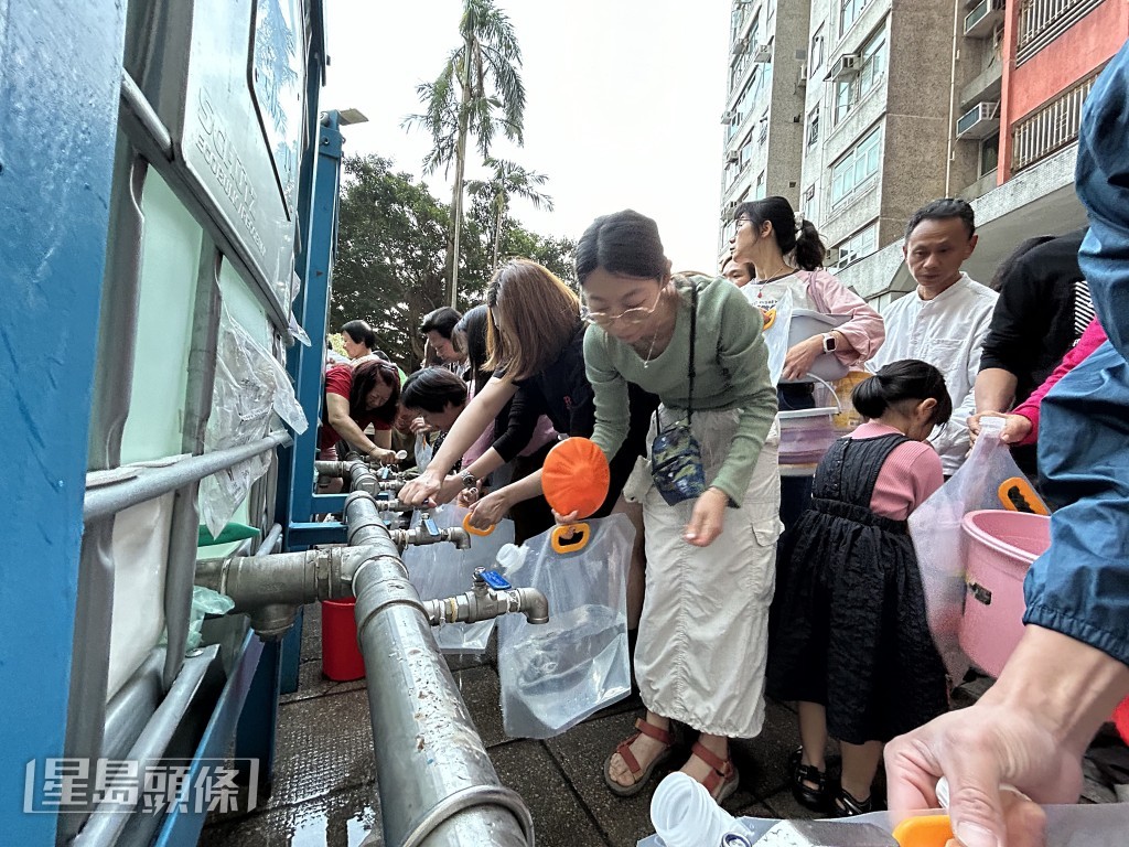大批居民排隊取水。曾志恆攝