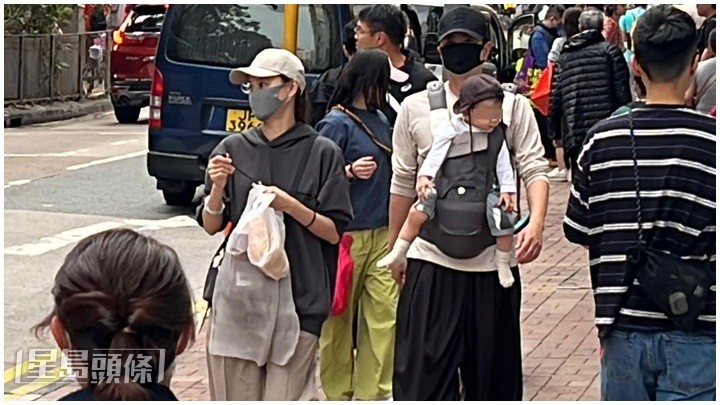 阿萧、翠如一家三口出巡，打扮低调劲贴地。