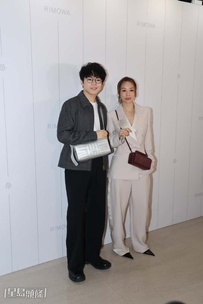 陳卓賢(Ian)、鄧麗欣今日(22日)在超強颱風「樺加沙」吹襲前出席行李箱品牌活動。 陳卓賢(Ian)、鄧麗欣今日(22日)在超強颱風「樺加沙」吹襲前出席行李箱品牌活動。