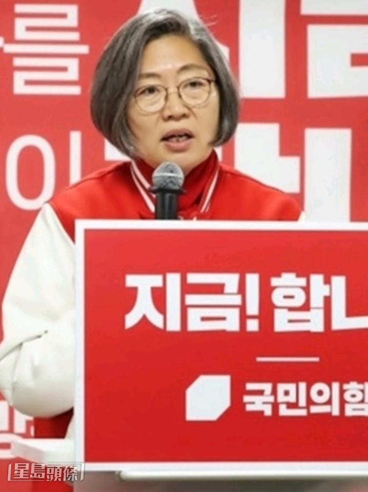 Karina因被指力撐金文洙而備受抨擊,國民力量黨水原支部主席李秀貞則力挺她。 Karina因被指力撐金文洙而備受抨擊,國民力量黨水原支部主席李秀貞則力挺她。