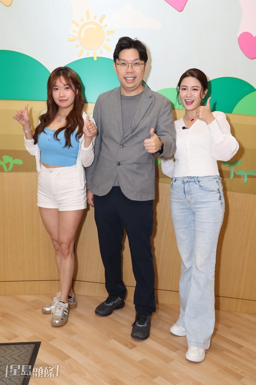 黃婧靈、江嘉敏與香港各界扶貧促進會副會長沈慧林一同合照。 黃婧靈、江嘉敏與香港各界扶貧促進會副會長沈慧林一同合照。