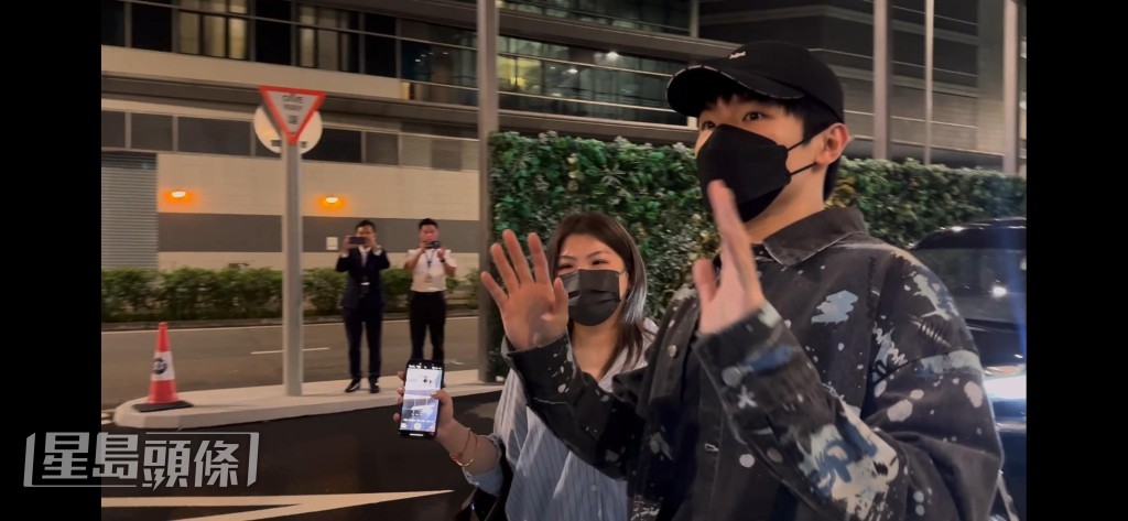 Ian 在晚上10時45分乘七人車現身VIP通道入口。 Ian 在晚上10時45分乘七人車現身VIP通道入口。
