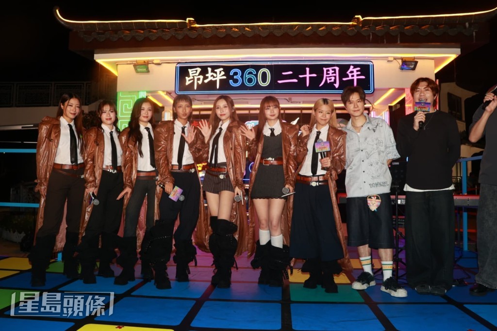 「昂坪 360 二十周年呈獻:叱咤 903 星空下音樂會」在昂坪市集舉行。昨晚由女團COLLAR及陳健安(On仔)演出。 「昂坪 360 二十周年呈獻:叱咤 903 星空下音樂會」在昂坪市集舉行。昨晚由女團COLLAR及陳健安(On仔)演出。