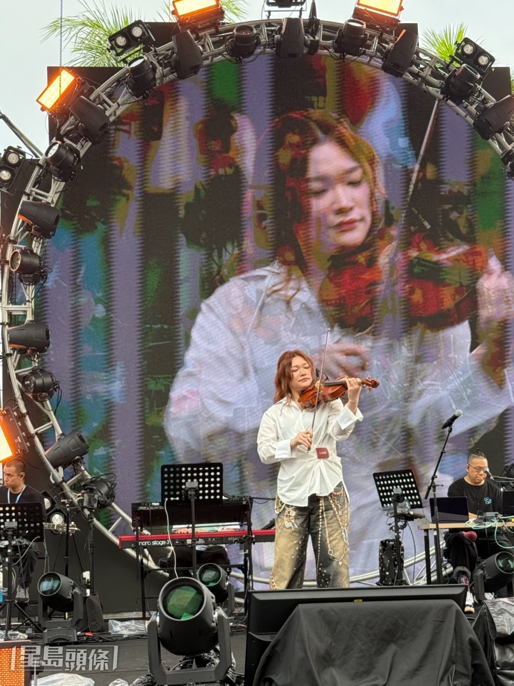 還會演繹她未派台的個人單曲，是剛拍攝MV的《槍與玫瑰》。