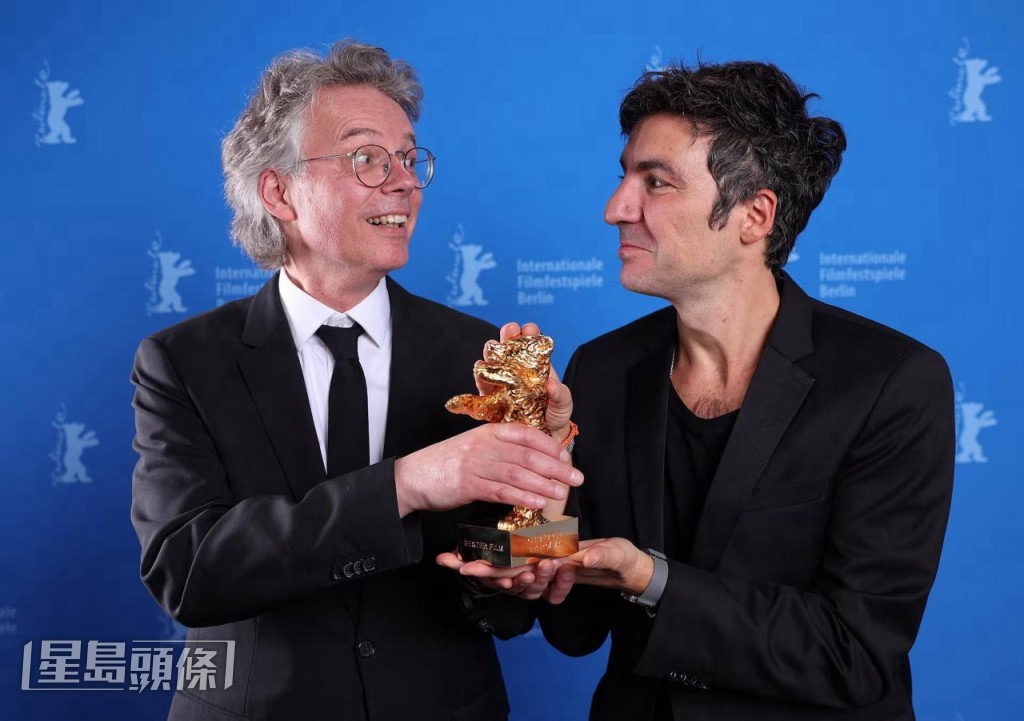 土耳其裔德国导演lker Çatak（右）执导的《Yellow Letters》赢得最高荣誉的最佳电影金熊奖。