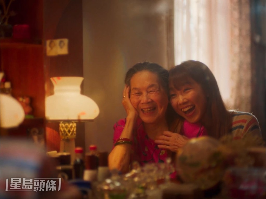 戏中的嫲孙情令人动容,颜卓灵直言拍摄时也有令她想起与家人相处的情况。 戏中的嫲孙情令人动容,颜卓灵直言拍摄时也有令她想起与家人相处的情况。