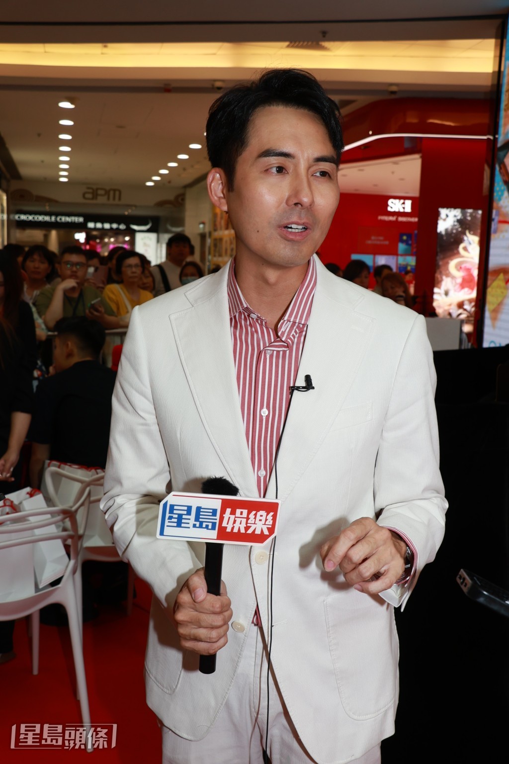 提到太太黃美棋早前約滿TVB,問到是否準備生B?鍾健威表示太太想轉換環境。 提到太太黃美棋早前約滿TVB,問到是否準備生B?鍾健威表示太太想轉換環境。