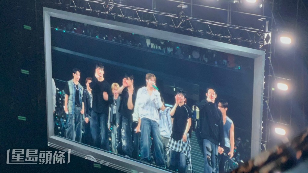 經過一輪勁歌熱舞後,九子逐一跟現埸歌迷打招呼。 經過一輪勁歌熱舞後,九子逐一跟現埸歌迷打招呼。