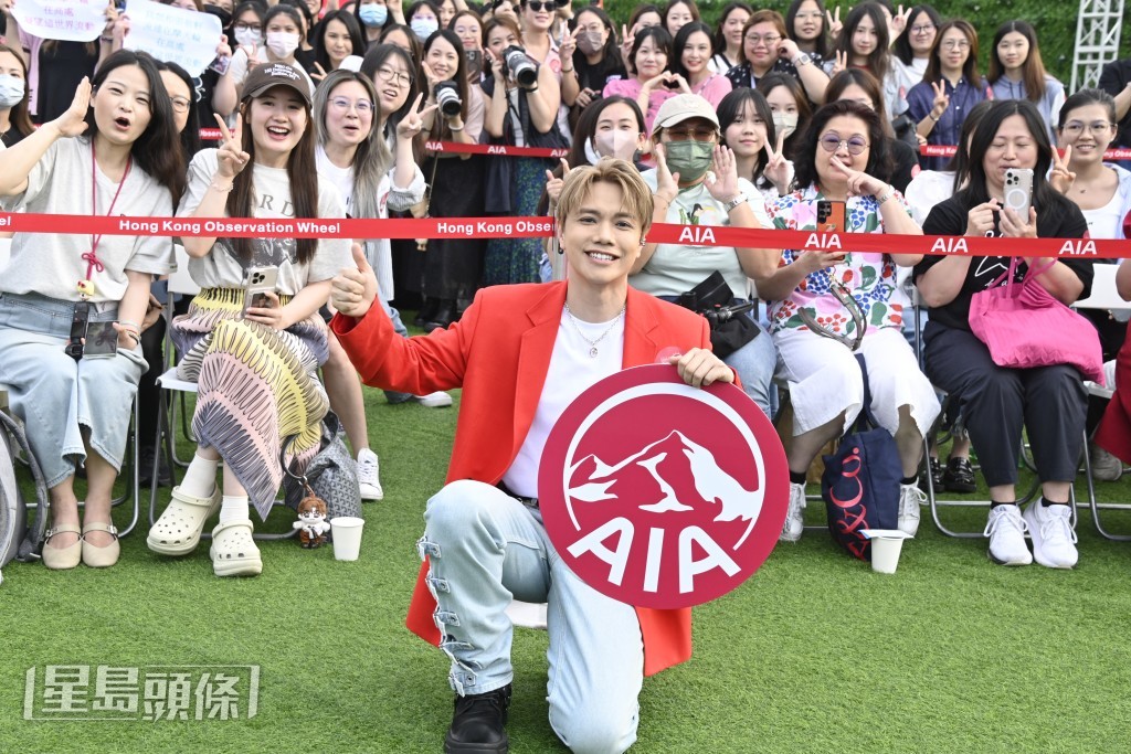 張敬軒與歌迷合照。