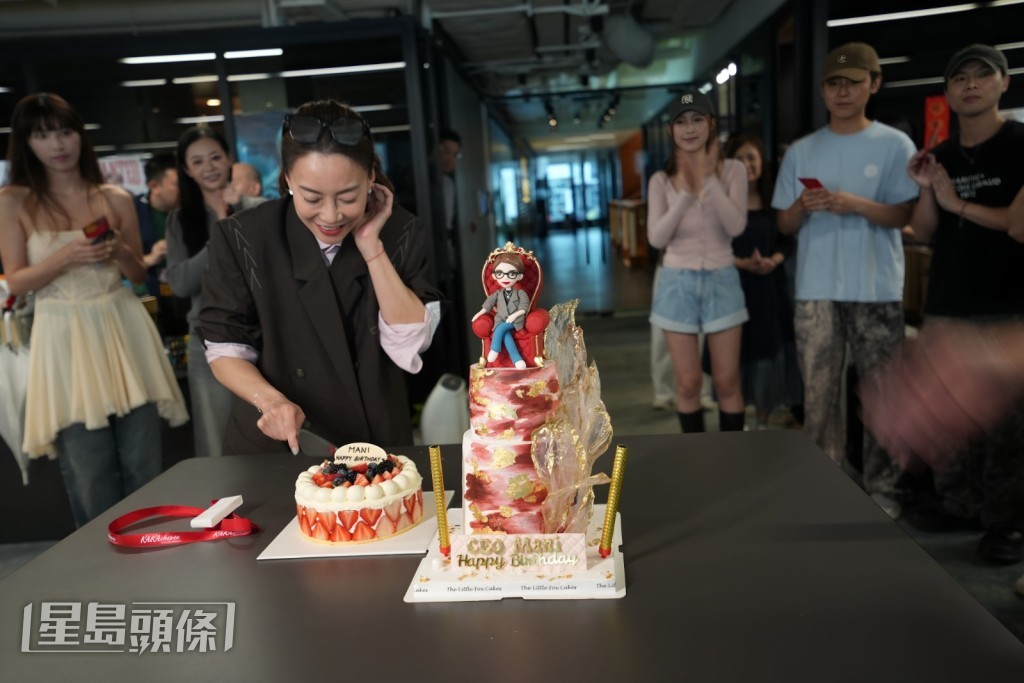 全公司大合唱,連英文、廣東話及國語三個版本都唱勻。 全公司大合唱,連英文、廣東話及國語三個版本都唱勻。