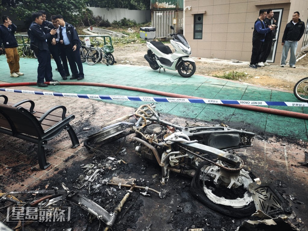 現場有3輛電單車被焚毀，幸無人受傷。黎志偉攝