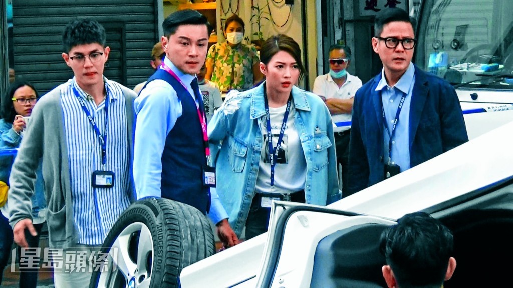 二人曾於劇集《黑金風暴》中演情侶,今次升格做夫妻。 二人曾於劇集《黑金風暴》中演情侶,今次升格做夫妻。