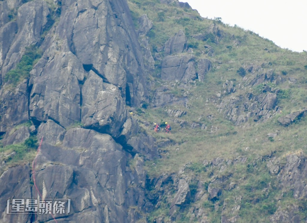 其中一队消防由山径往自杀崖搜索堕崖事主。杨伟亨摄 其中一队消防由山径往自杀崖搜索堕崖事主。杨伟亨摄