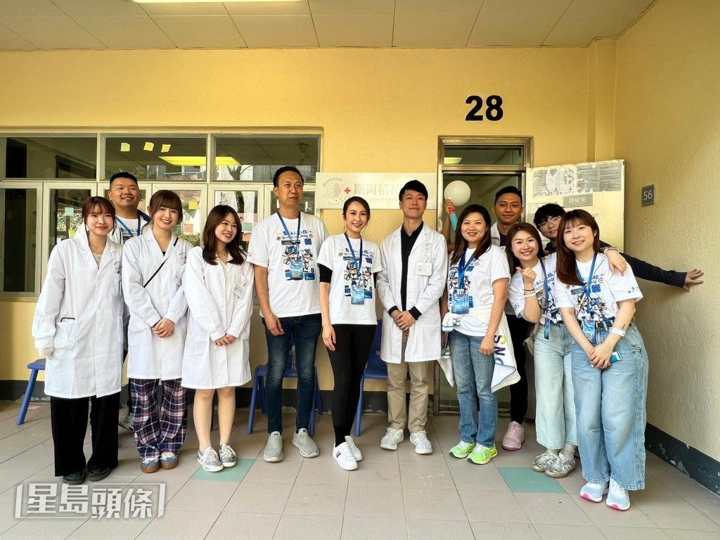 湯怡與學生們打成一片。