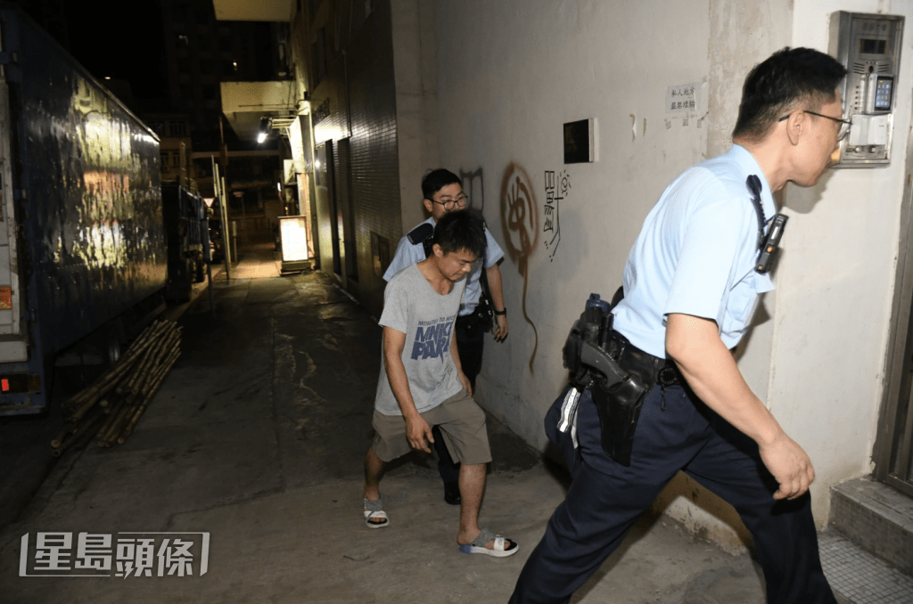 報案人（灰衫）陪警員進入廈調查。黎志偉攝
