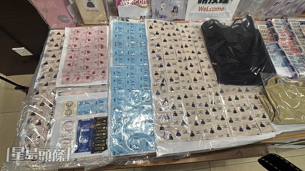 行動中檢獲大批賣淫工具包括潤滑劑及避孕套等。劉漢權攝 行動中檢獲大批賣淫工具包括潤滑劑及避孕套等。劉漢權攝
