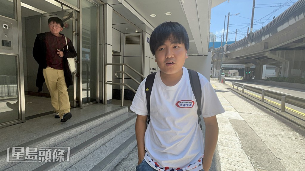 賴卓賢到屯門警署續保。楊偉亨攝 賴卓賢到屯門警署續保。楊偉亨攝