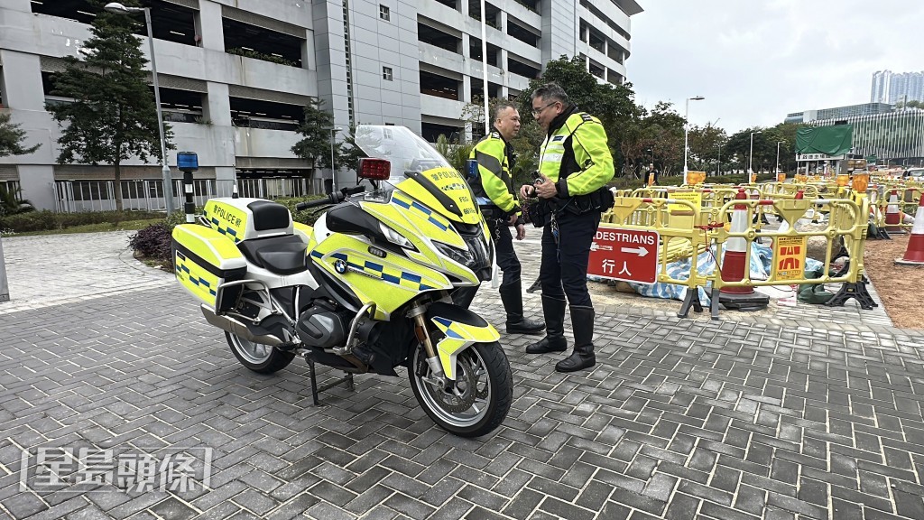 交警（右）膝頭擦傷。劉漢權攝