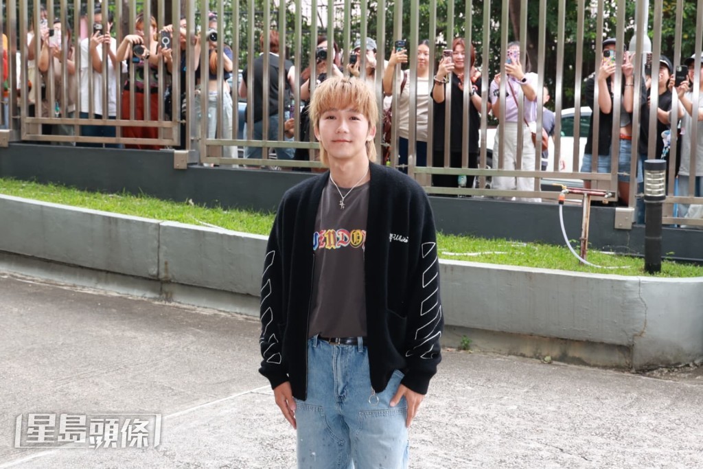 Alton到商台受訪宣傳新歌《LA LA SONG》,吸引半百粉絲「蛋白粉」到場應援。 Alton到商台受訪宣傳新歌《LA LA SONG》,吸引半百粉絲「蛋白粉」到場應援。