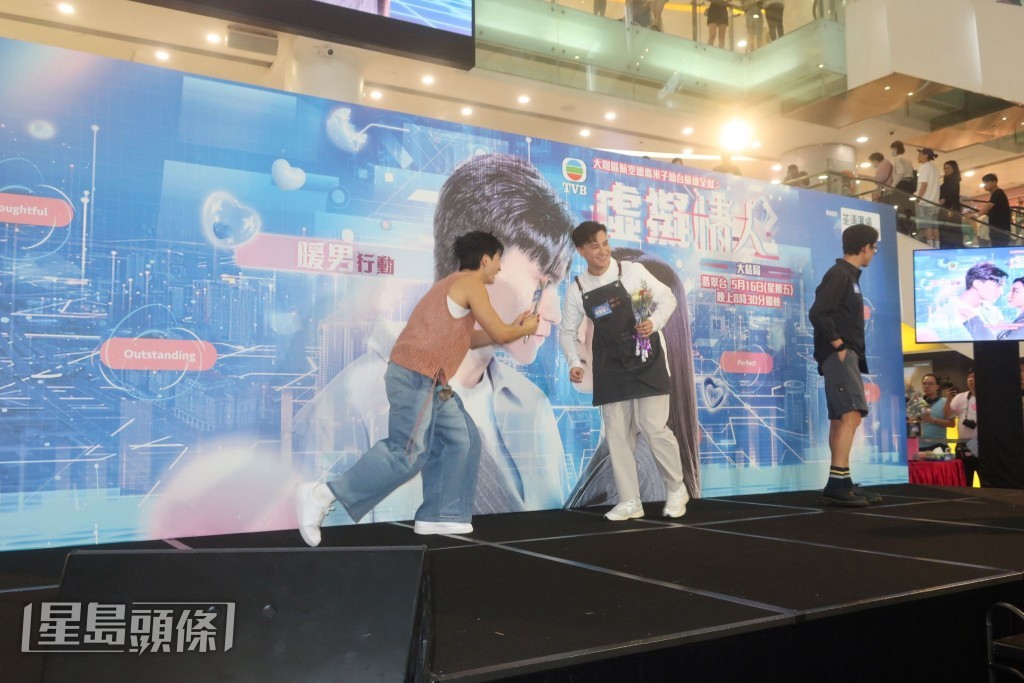 張馳豪更驚嘉現身獻唱由他親自作曲的片尾曲《Castle in the air》。 張馳豪更驚嘉現身獻唱由他親自作曲的片尾曲《Castle in the air》。