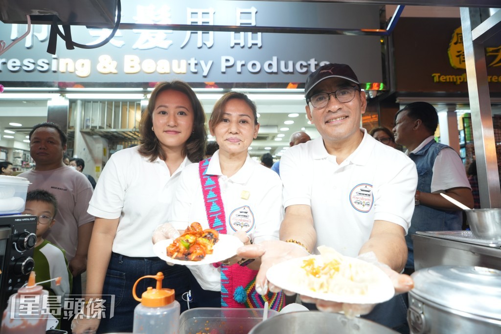 林小姐與來自尼泊爾的父母一家人在夜市開設尼泊爾及印度美食攤檔。劉駿軒攝 林小姐與來自尼泊爾的父母一家人在夜市開設尼泊爾及印度美食攤檔。劉駿軒攝