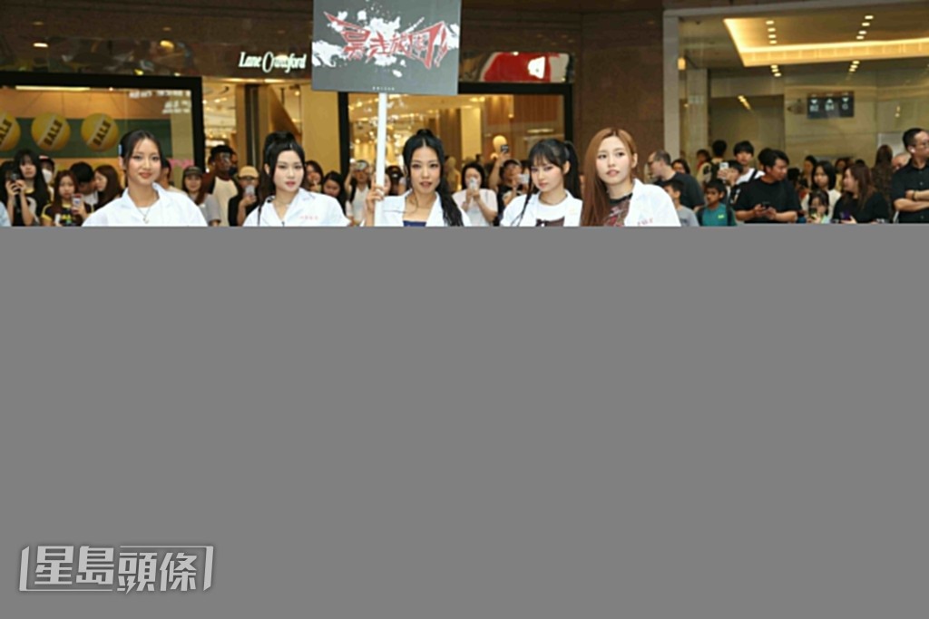 女團COLLAR今日到銅鑼灣街頭為新歌《暴走女團》宣傳。
