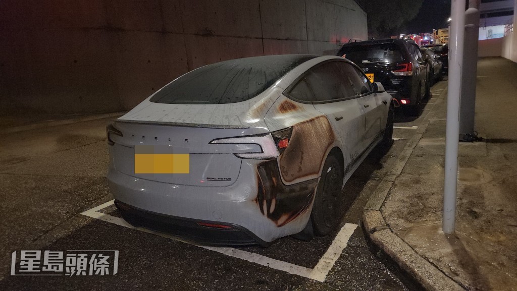 一輛停泊附近的Tesla被波及，右邊車尾損毀。黎志偉攝