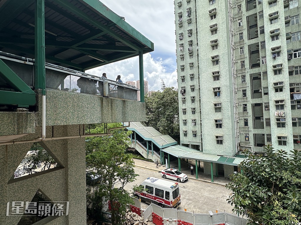 事主從天橋飛落工場。梁國峰攝 事主從天橋飛落工場。梁國峰攝