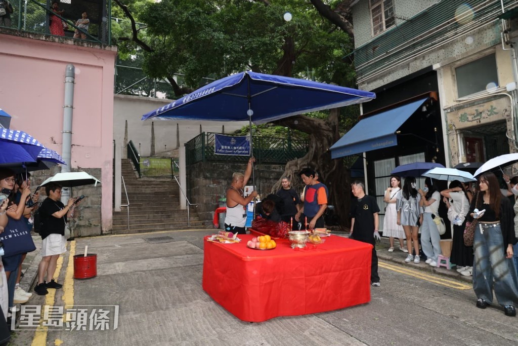 活動在戶外舉行，開始前落大雨，工作人員臨急安排大帳篷在拜神位置擋雨。