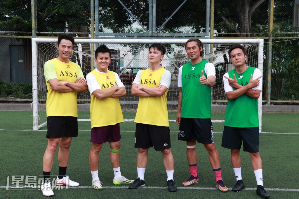 （左起）張達倫、衛志豪、莫家淦、潘梓峰、張智軒等人，講起足球就雞啄唔斷。