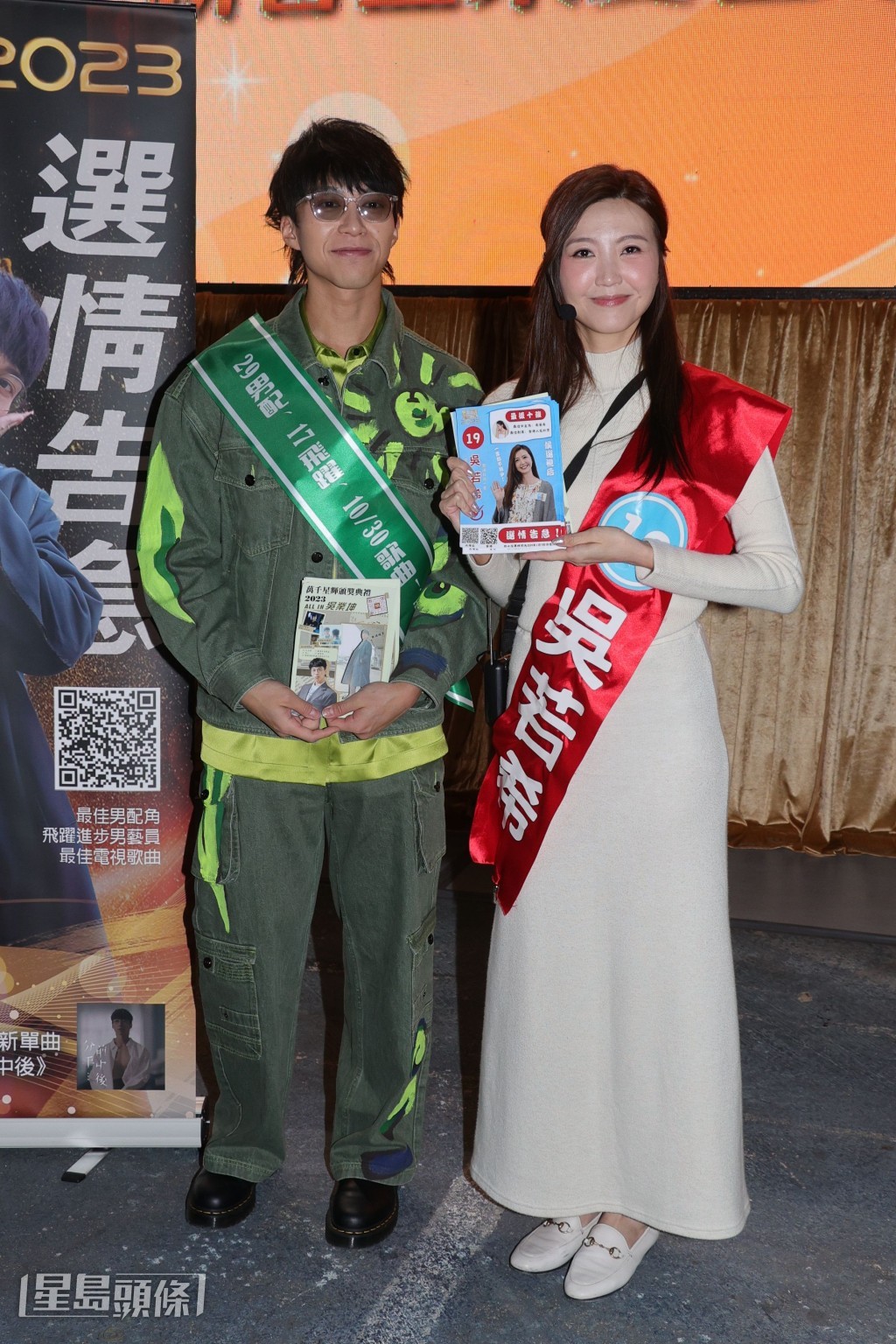 坤哥同吳若希非常認真，除了有候選人肩帶外，又有拉票單張。