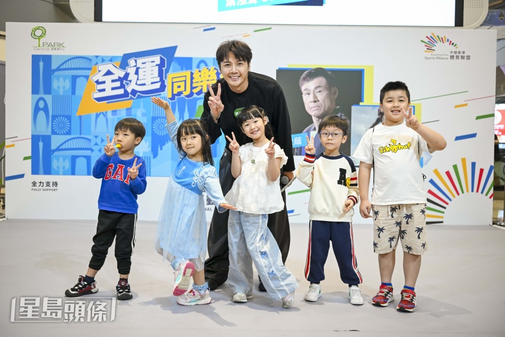 與小朋友玩遊戲。