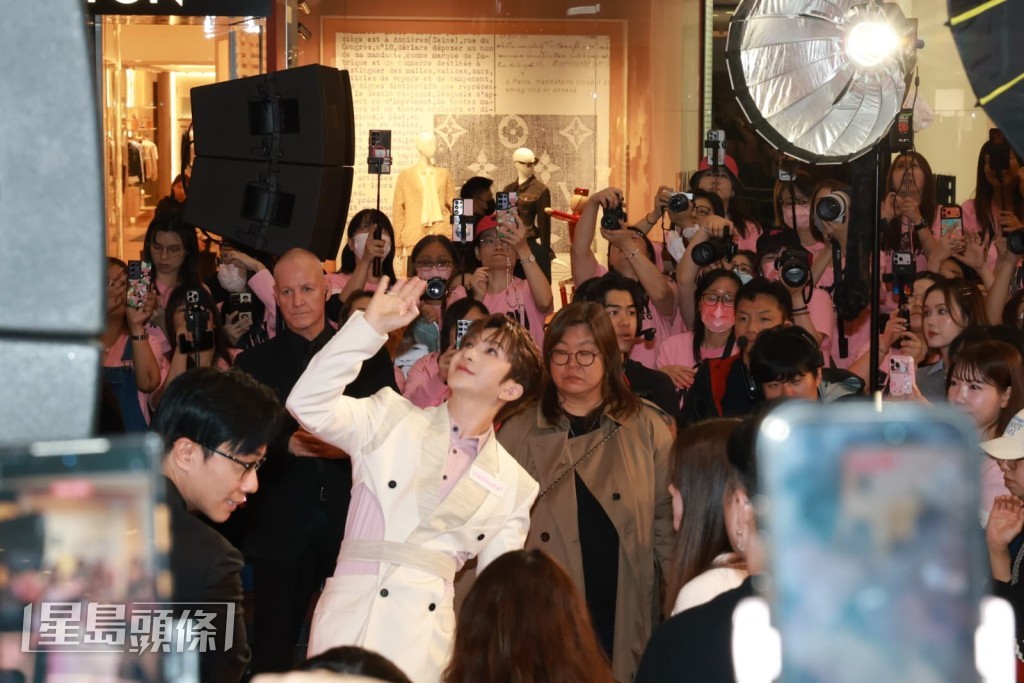 四处向神徒挥手打招呼。