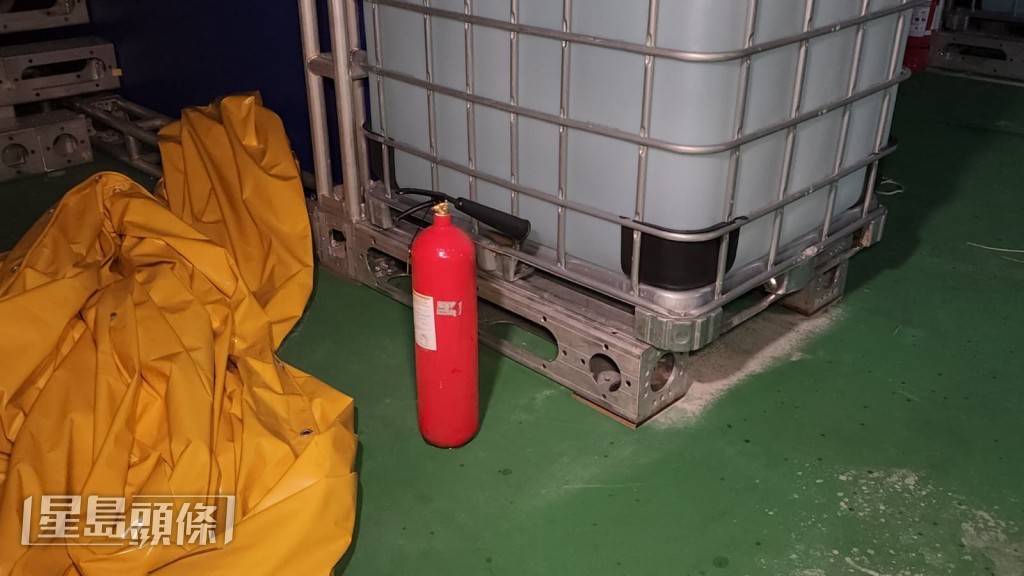 現場一個消火器疑被童黨取去玩弄。黎志偉攝 現場一個消火器疑被童黨取去玩弄。黎志偉攝