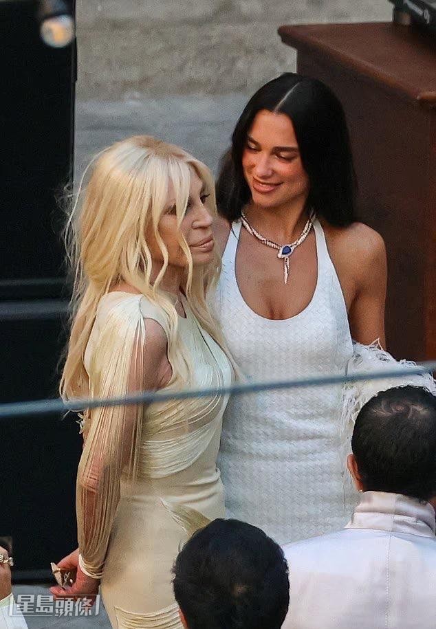 Dua請來時裝設計師Donatella Versace參加婚前派對。 Dua請來時裝設計師Donatella Versace參加婚前派對。