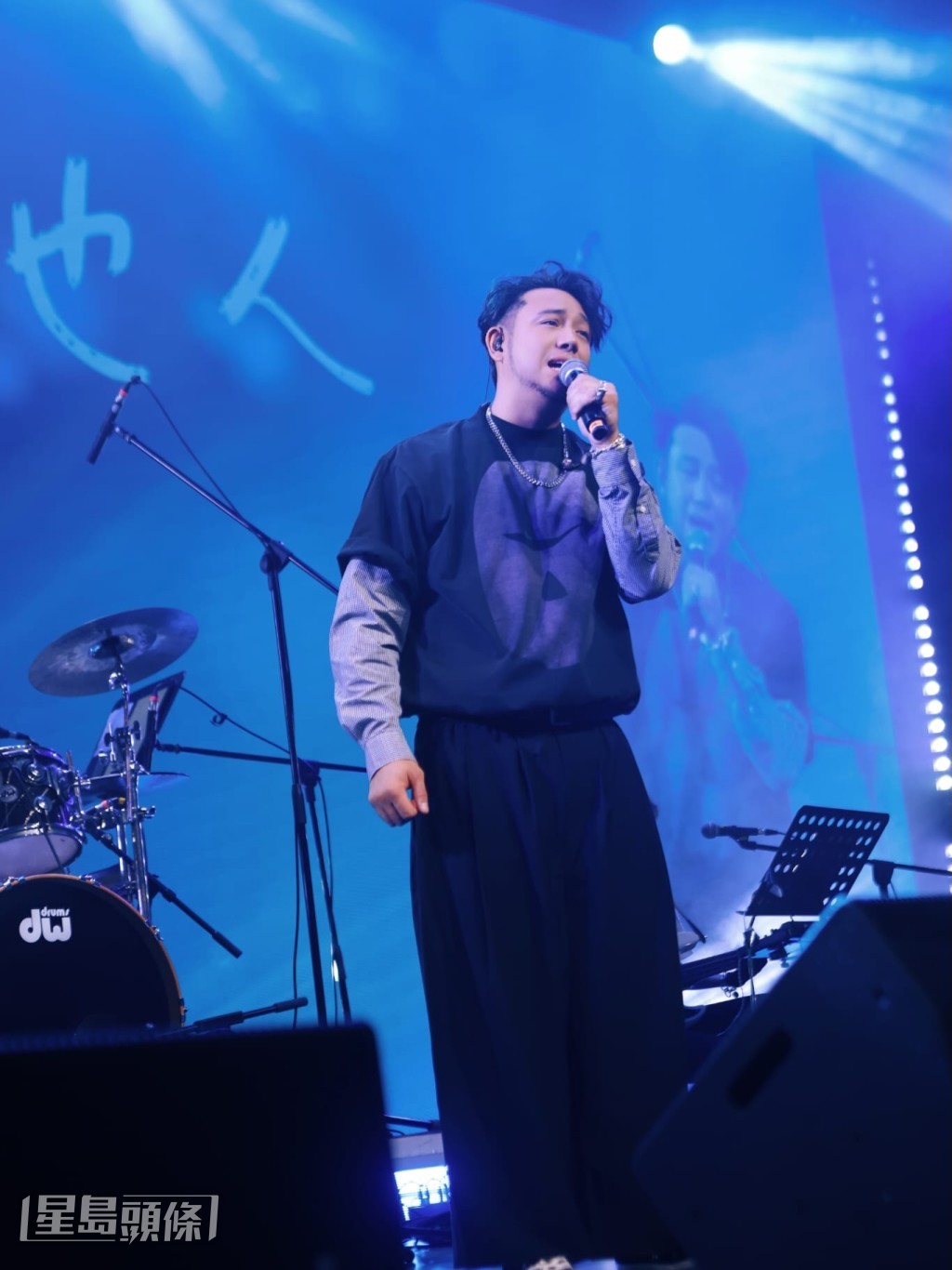 Steven最近都接了不少表演。 Steven最近都接了不少表演。