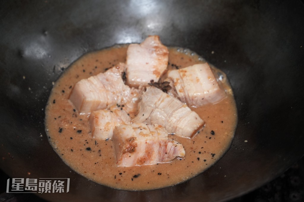 先爆香配料，再加入腩肉燜煮。