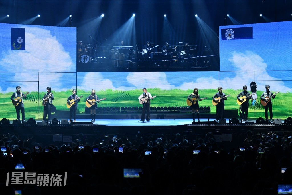 黃凱芹跟8位年輕的結他手同台演出。