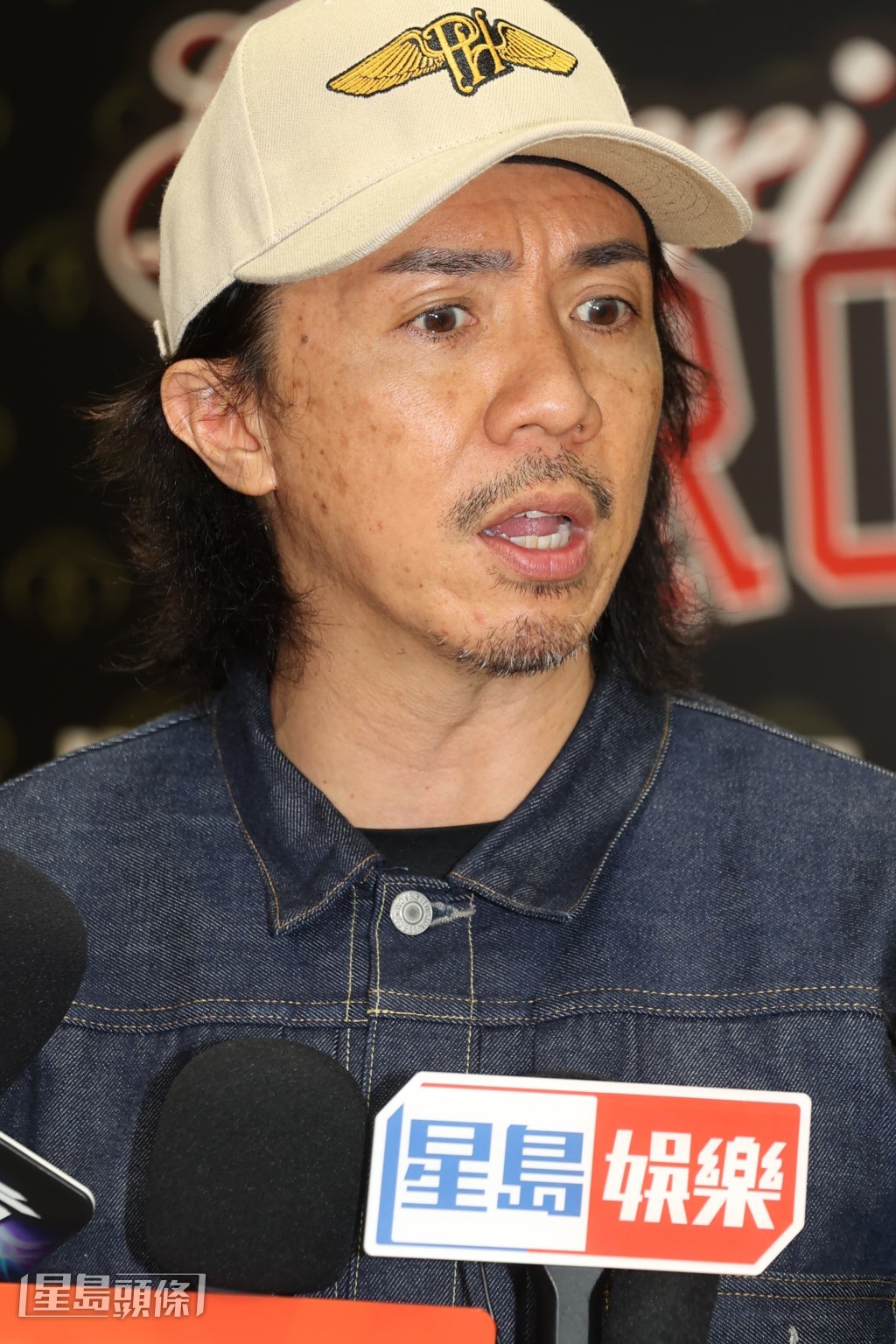 提到金像獎頒獎禮當晚盧鎮業(小野)獲得「最佳衣著獎」,但發生蝦碌情況,螢幕顯示是朱栢康照片。張繼聰坦言有少少出錯,並會更進。 提到金像獎頒獎禮當晚盧鎮業(小野)獲得「最佳衣著獎」,但發生蝦碌情況,螢幕顯示是朱栢康照片。張繼聰坦言有少少出錯,並會更進。