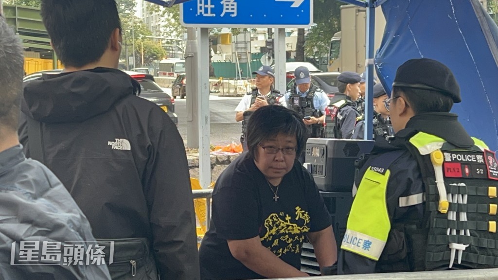 身穿印有獅子山圖案上衣的趙女士被截查。林思明攝