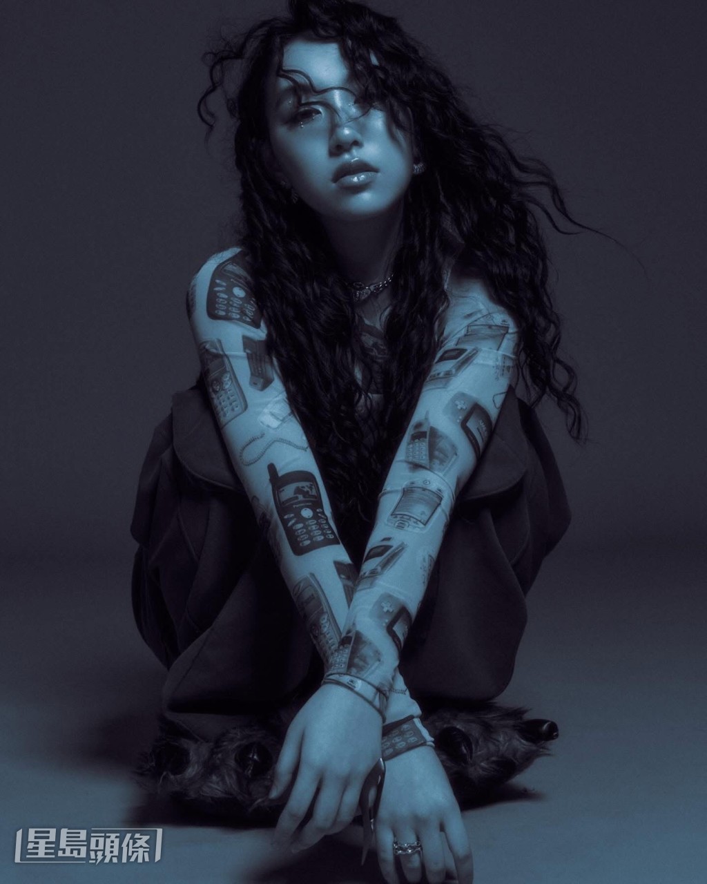 摆脱了以往TVB的清纯风格，散发叛逆少女风。