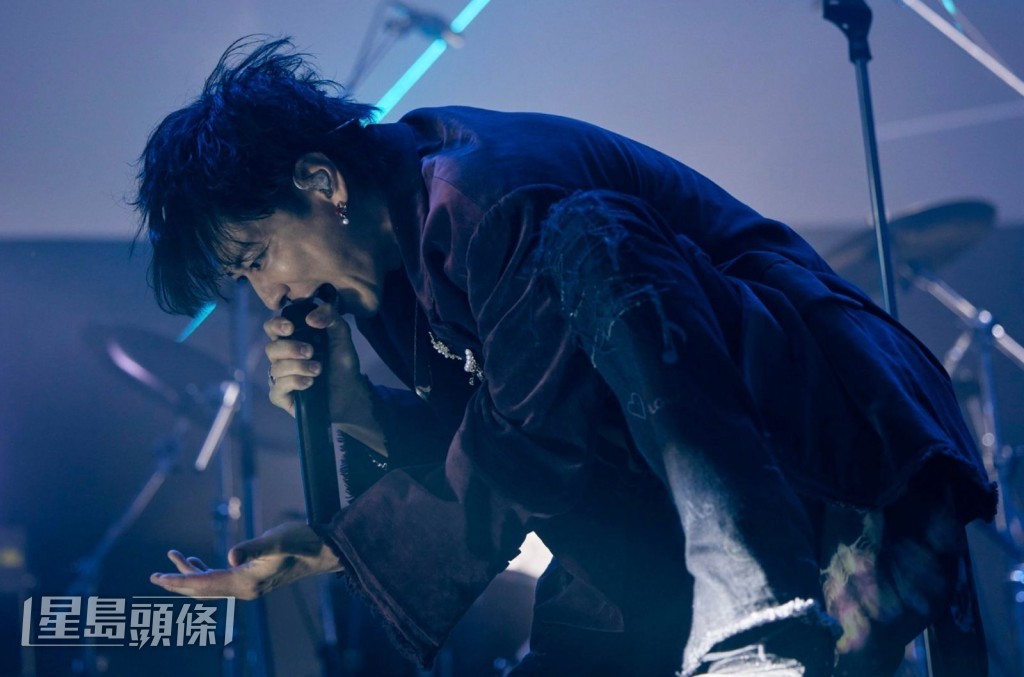 佐藤健昨在首映禮再化身《玻璃之心》中的搖滾樂隊主音。 佐藤健昨在首映禮再化身《玻璃之心》中的搖滾樂隊主音。
