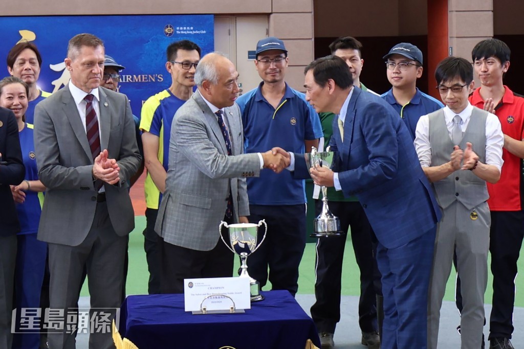 鄭俊偉馬房榮獲「最安全及整潔馬房獎」,香港賽馬會兩地馬房營運部主管鄭奇龍(左)將獎座頒予練馬師鄭俊偉(右)。 鄭俊偉馬房榮獲「最安全及整潔馬房獎」,香港賽馬會兩地馬房營運部主管鄭奇龍(左)將獎座頒予練馬師鄭俊偉(右)。