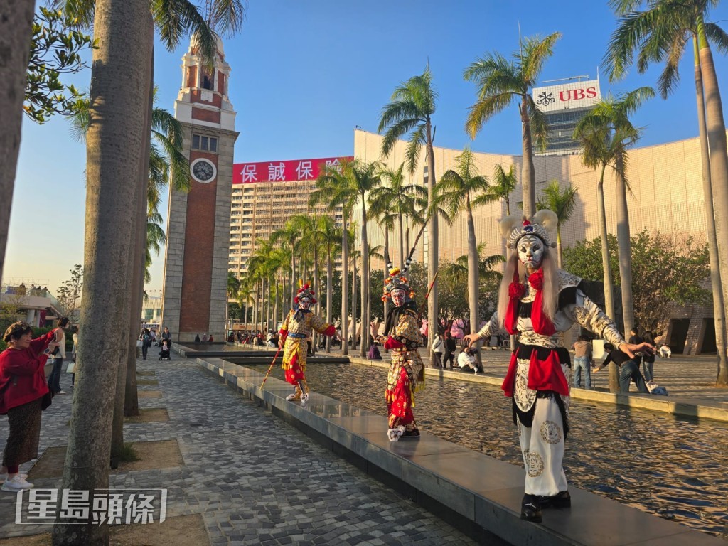 很多遊客對於在星光大道上出現的孫悟空和白虎感到驚喜。