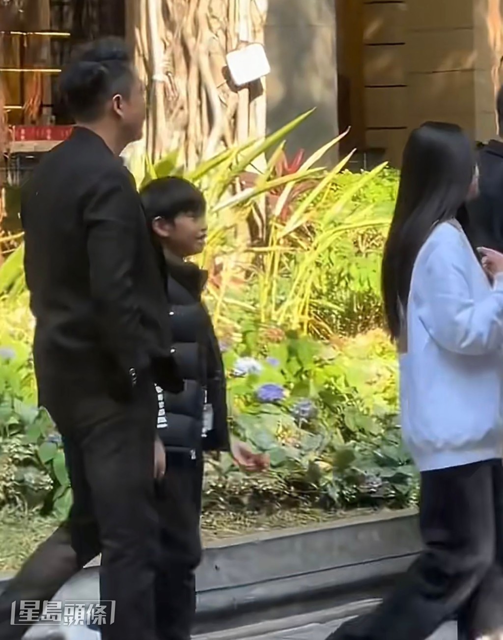 Mandy开直播时曾透露孩子们到了北京放寒假，而这段期间由汪小菲照顾仔女，自己妈妈也跟着到北京帮忙顾孩子们。