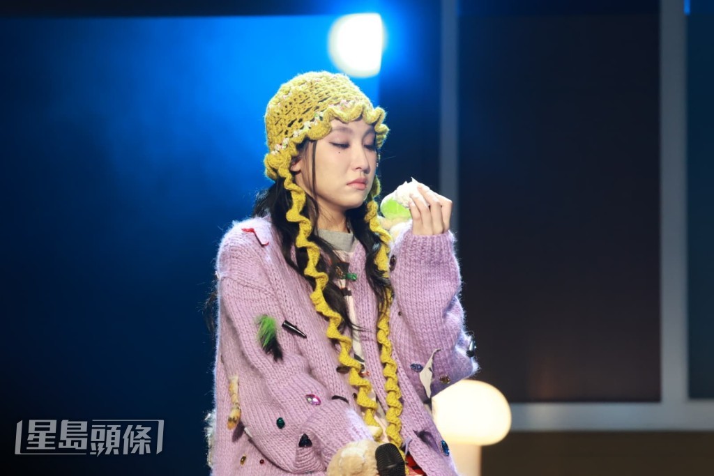 Gigi拎起紙巾抹淚！