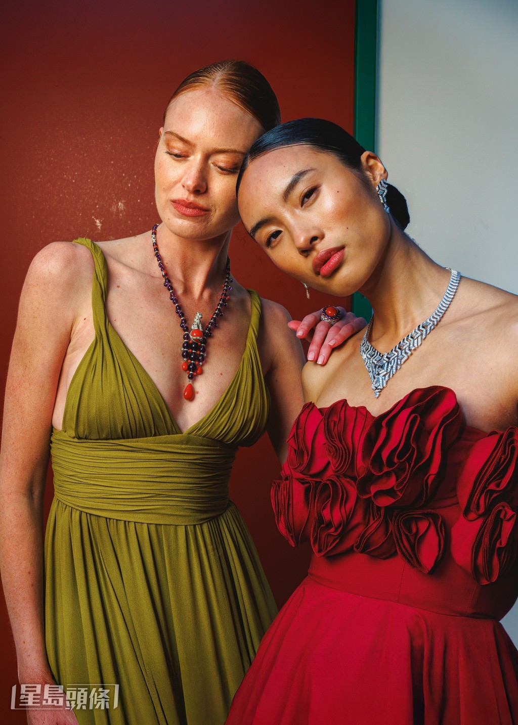 模特兒身穿Giambattista Valli晚裝演繹En Équilibre珠寶系列。 模特兒身穿Giambattista Valli晚裝演繹En Équilibre珠寶系列。