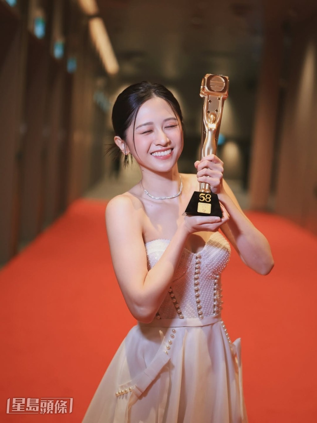 倪嘉雯於《萬千星輝頒獎典禮2025》勇奪最佳女新人。 倪嘉雯於《萬千星輝頒獎典禮2025》勇奪最佳女新人。