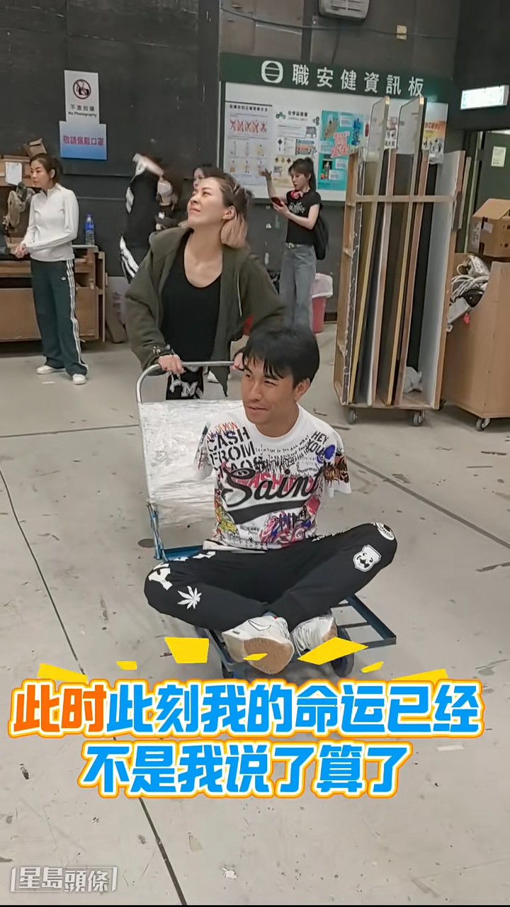 李金凯贴出一段短片,片中坐在手推车上的他被刘晓昆搞到翻车,因此刘晓昆被网民闹爆! 李金凯贴出一段短片,片中坐在手推车上的他被刘晓昆搞到翻车,因此刘晓昆被网民闹爆!